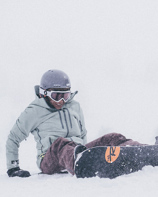 Snowboarder in rental gear in the snow at Timberline